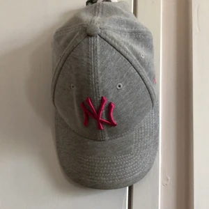 Keps - Skänkes bort, endast frakten kostar (36kr)