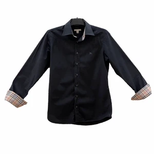 Burberry skjorta - En Burberry skjorta i storlek S som jag köpte för två år sedan I Burberry-butiken här i Stockholm. Jag har tagit hand om den mycket väl och den är i mycket fint skick. Skriv gärna till mig ifall ni har några frågor! Jag kan frakta och mötas upp i Stockholm.