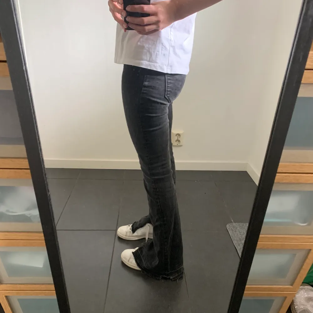 Svarta lågmidjade jeans med slits som är i bra skick. Använder tyvärr inte inte längre och väljer därför att sälja dem. Frakt ingår inte i priset. Jeans & Byxor.