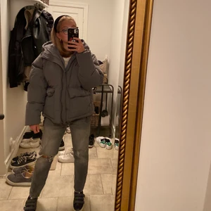 Gråa lågmidjade zara jeans ⚡️💕⭐️ - Säljer dessa superfina gråa mid waisted jeansen från zara💕Köpta nyligen på Plick men var tyvärr lite för små. ⭐️Har dock as fin passform, stolek 38 men passar 36 också❣️