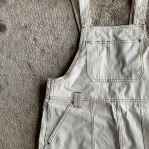 Weekday byxkjol  - En super snygg utsåld byxkjol från weekday som jag tyvärr växt ur. Storlek 38 men passar lika bra på 36 samt du får nog en mer ocerzized stil om du vanligtvis har storlek 34 också. Orginal pris ligger på 300kr. Frakt tillkommer 🥰