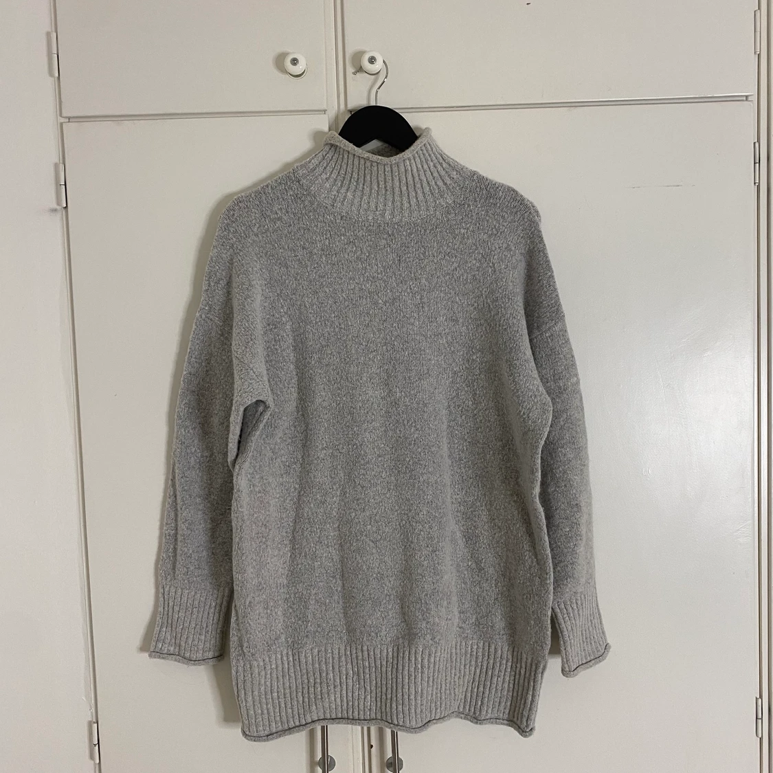 Grå stickad tröja  - 90