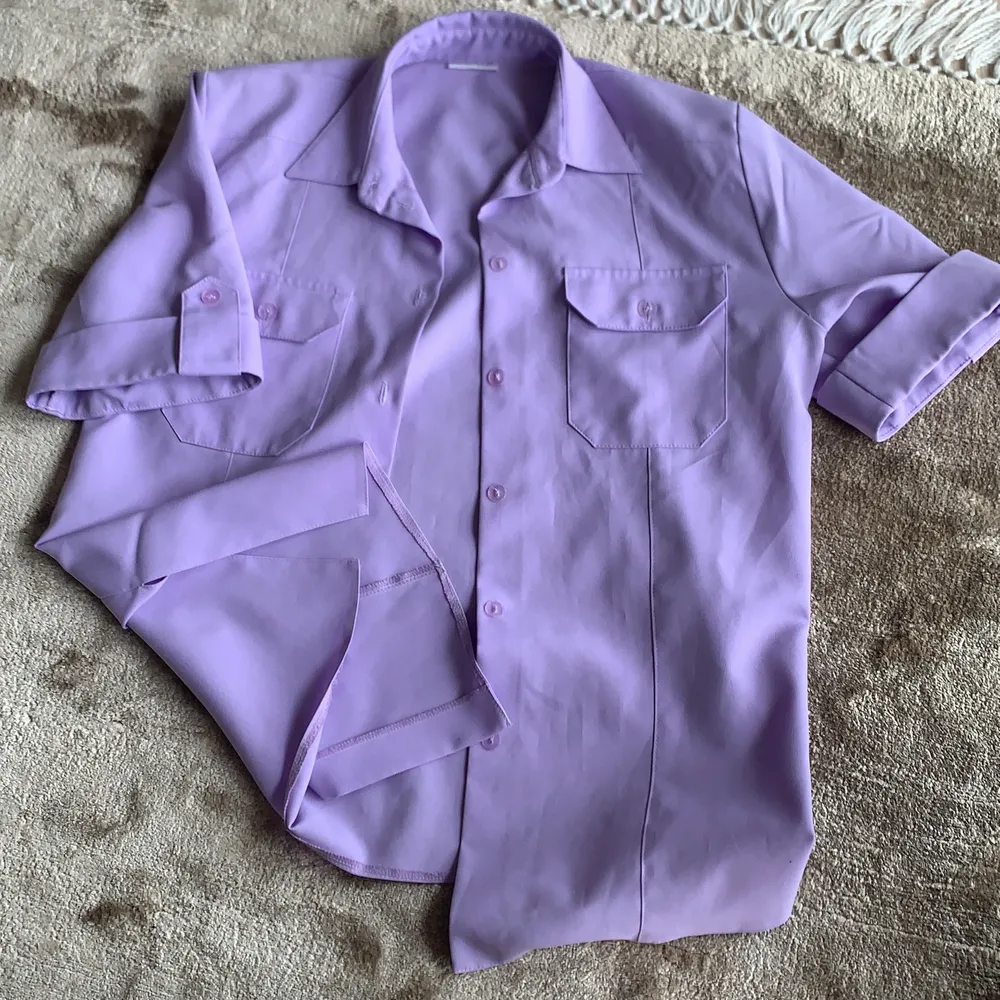 En super härlig overzized lila skjorta. Den sitter overzized på mig som har storlek 38/40 i vanliga fall, den sitter därmed lika bra på mindre storlek, beroende på hur stor/tajt man vill ha den! Frakt tillkommer om man inte kan mötas i sthlm . Skjortor.