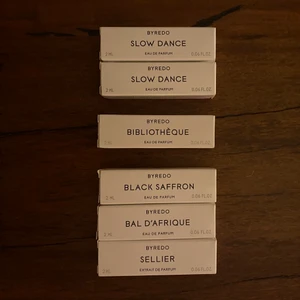Byredo-samples (8 flaskor, 5 dofter)  - 8 flaskor á 2 ml: Slow Dance x3; Bibliothéque x2; Sellier x1; Bal D’Afrique x1; Black Saffron x1