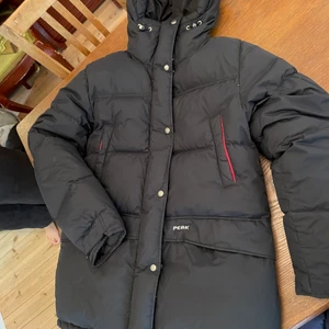Svart Dun jacka från peak performance  - Svart dunjacka med märket peak performance.<3 Väldigt fluffig och härlig.<3 Den är svart men den blir mer mörkblå på bilden. Väldigt bra skick<3 80%dun 20%fjäder. Kommer från djur och rökfritt hem.