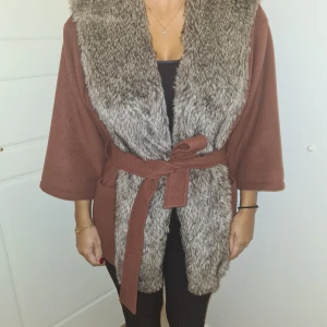 Kappa - Brun kappa med fuskpäls krage.