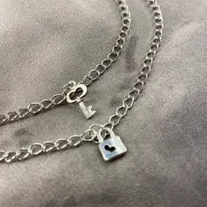 detta är ett 2-pack med nyckel och låshalsband!🤍 Perfekta halsband om du vill dela något fint med någon du tycker om eller bara ha de för dig själv! 🥰