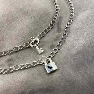 Nyckel+lås halsband 🔐 - detta är ett 2-pack med nyckel och låshalsband!🤍 Perfekta halsband om du vill dela något fint med någon du tycker om eller bara ha de för dig själv! 🥰