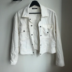 Jeansjacka - Vit tunnare jeansjacka från Gina tricot knappt använd!.