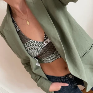 Grön kavaj - En grön kavaj från Zara. Knappt använd men dock med en liten brun fläck på ena armen, dm för bild! Säljer även tröjan och byxorna, in på min profil! 