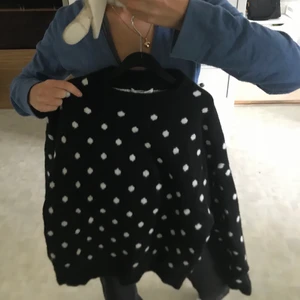 Stickad prickig tröja - Svart stickad tröja med vita prickar i storlek xs🥰 knappt använd så i väldigt bra skick!!💗💗 köparen står för eventuell frakt😊