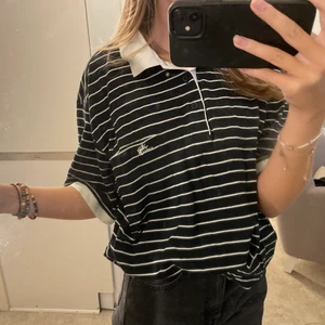 Oversized t-shirt - Säljer denna t-shirt jag köpt second hand då jag inte använt den på ett tag! Storlek XXL men funkar på mig som vanligtvis använder kläder från XS-M beroende på hur jag vill kläderna ska sitta! Inga skador och är i gott skick! (lite damm på tröjan på andra bilden, tvättar den innan jag postar!)