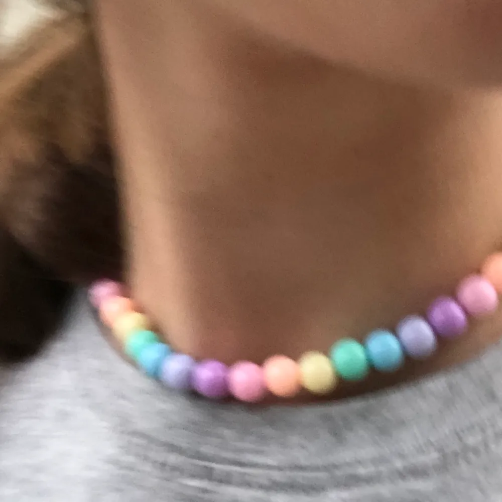 jätte fint handgjort halsband! Fina färgglada pastell färger❤️ jätte fin passform runt halsen.. Accessoarer.