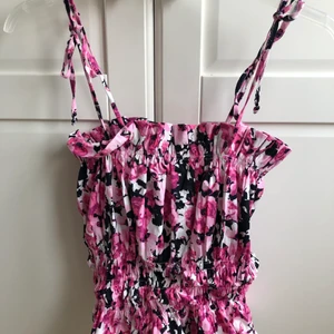 Söt blommig topp - Jätte söt topp från Gina tricot. Aldrig använd då jag inte tycker färgen passade mig. St 40 men passar nästan mig som är st 36 så skulle säga den är som st 38. Nypris 300💓