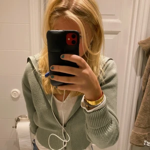 Så snygg och mysig ziphoodie - Säljer min ziphoodie från Zara, så mysig! Buda i kommentarerna🥰🥰