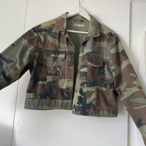 jeans jacka - jeans jacka från gina tricot! storlek M, köpte den för ca 3 år sen men aldrig använd! skriv privat för fler bilder💕