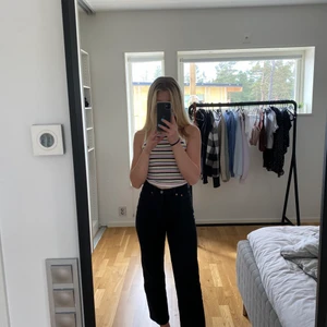 Jeans  - Ett par jättefina Jeans från Levis. Tyvärr lite förkorta i modellen för mig jag är 169cm❤️köparen står för frakten❤️