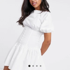 Korsettklänning  - En fantastisk korsettklänning från Asos som tyvärr var för stor för mig:(( så fin passform om den bärs i rätt storlek. Använd en gång. 