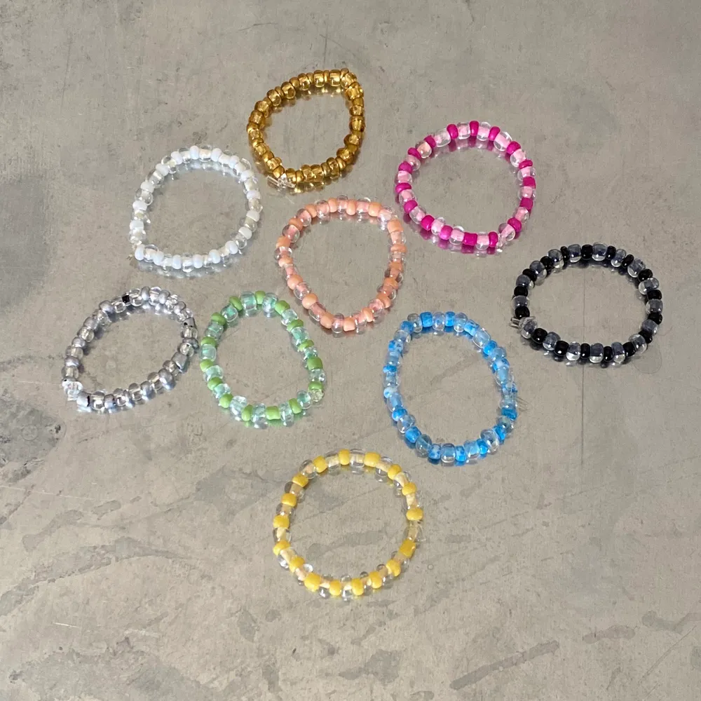 Toppenfina färgglada pärlringar ⭐️ handgjorda på elastisk tråd 😇 25kr styck, 12kr frakt . Accessoarer.