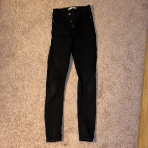 Ett par gina tricot byxor! <3  - För små för mig & är 1,67! Står att det är storlek S i dom men dom har typ krympt så skulle gissa på att det är xs. Använd. 