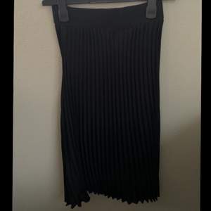 Denna kjolen är ifrån Lindex i storlek XS, tunn i tyget och därför passar perfekt till sena sommarkvällar eller varma soldagar. Meddela gärna för fler bilder på plagget, fraktpriset varierar beroende på vart plagget skickas 💓