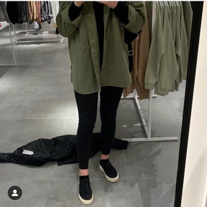 Grön skjorta - Grön ”skjort jacka” , använd fåtal gånger och kommer ej till användning . Väldigt populära just nu ! 