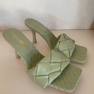  Mules FashionNova - Mules från FashionNova i flätad design. Storlek UK 7, alltså 38. Aldrig använda, enbart testade.