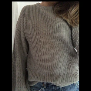 Stickad tröja - Säljer denna supersköna fina stickade tröja ifrån Nakd!! Stl S men funkar som XS-M!!!