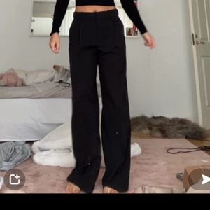 Lågmidjade kostymbyxor  - Super snygga svarta kostymbyxor :) sparsamt använda! Passar S-L 