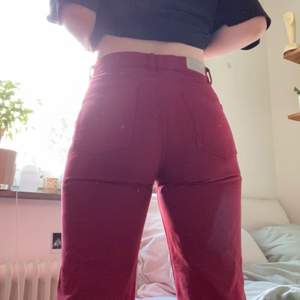 Säljer dessa supersnygga 70-tals inspirerade röda jeans som ger en fin figur. 🥰Dom är uppvikta där nere (fastsytt men lätt att ta bort) vilket jag tycke för en cool detalj. Passar till mycket❤️