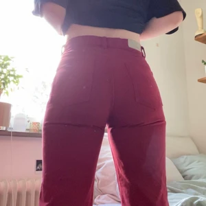 Röda 70-tals jeans - Säljer dessa supersnygga 70-tals inspirerade röda jeans som ger en fin figur. 🥰Dom är uppvikta där nere (fastsytt men lätt att ta bort) vilket jag tycke för en cool detalj. Passar till mycket❤️