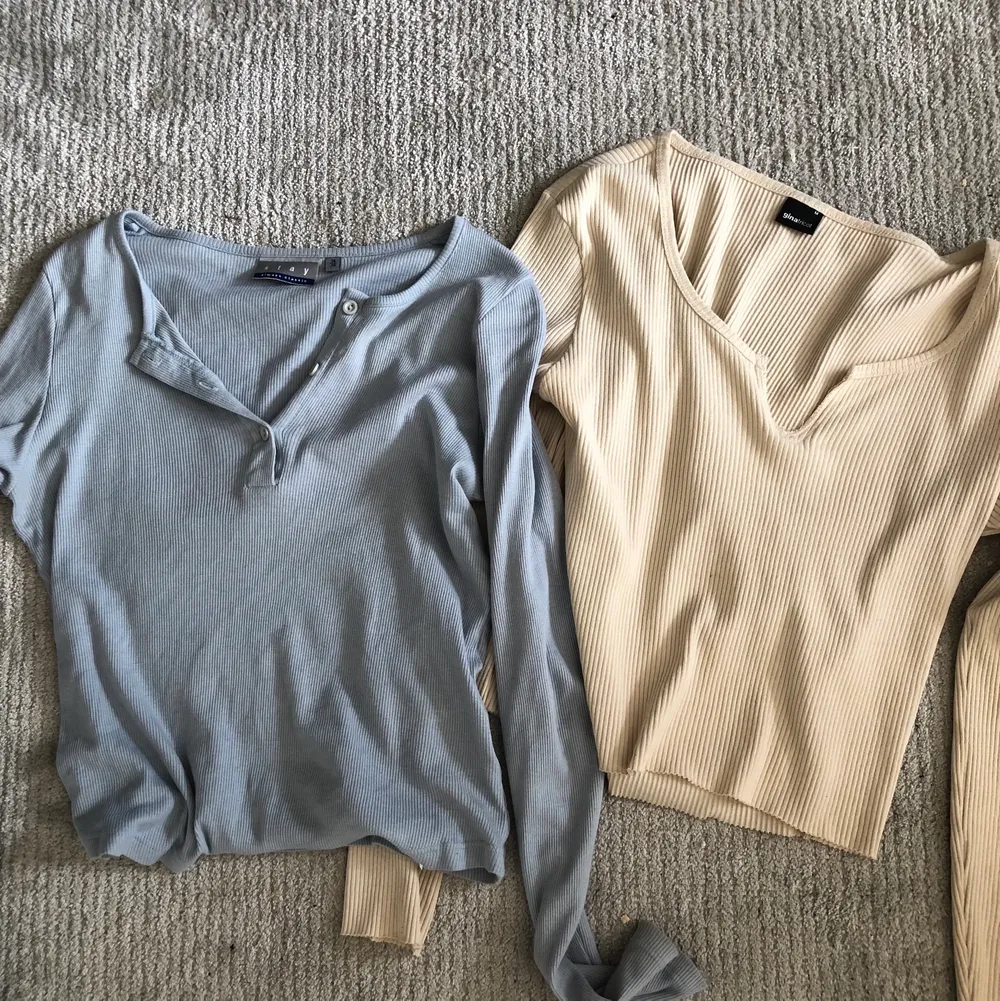 Två liknande långärmade tröjor. Säljer båda i samma paket, köparen står för frakten. Toppar.