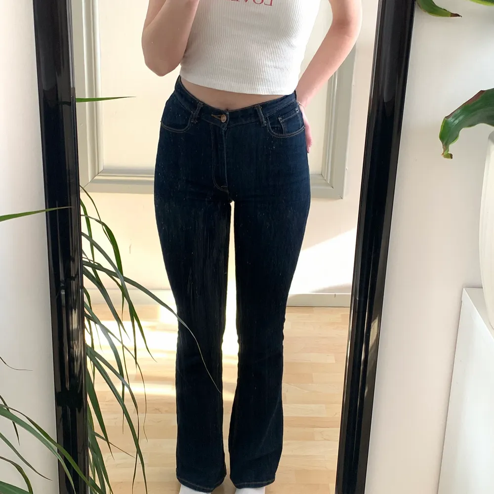 Ett par jätte fina högmidjade bootcut jeans i storlek 34 från lindex. Säljer pågrund av att dom är en storlek för liten för mig och inte kommer till användning längre. Fint skick och endast använda ett fåtal par gånger. ✨ (frakt tillkommer) . Jeans & Byxor.