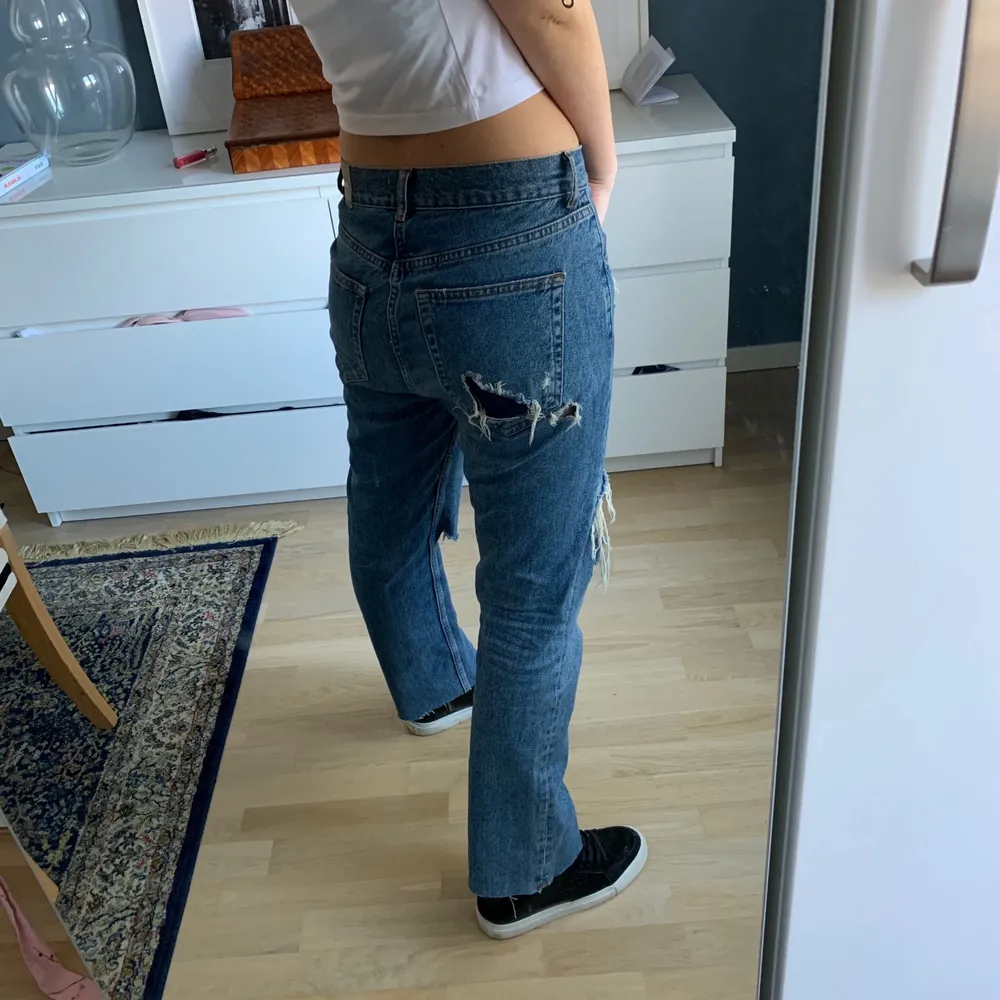 Jätte snygga jeans med hål ifrån pull&bear, går ner till hälarna💕💕buda i kommentarerna!! . Jeans & Byxor.