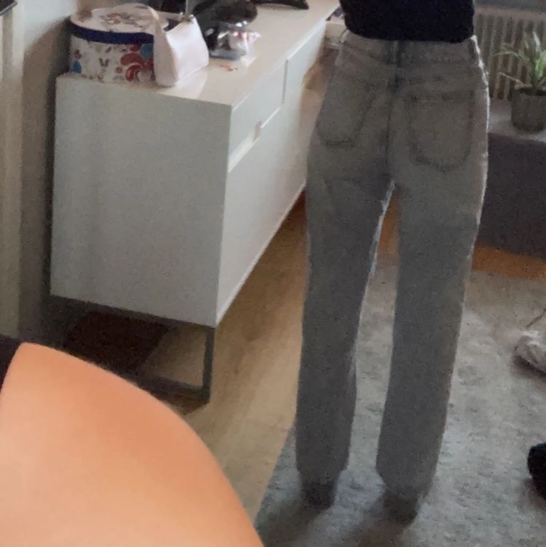 gråa jeans med hål i  - 91