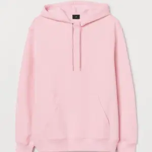 Super mysig rosa hoodie i killstorlek S. Har två super små fläckar (2&3 bild) men syns ej vid användning, går säkert bort med en tvätt. Frakten betalar köparen för 🥰