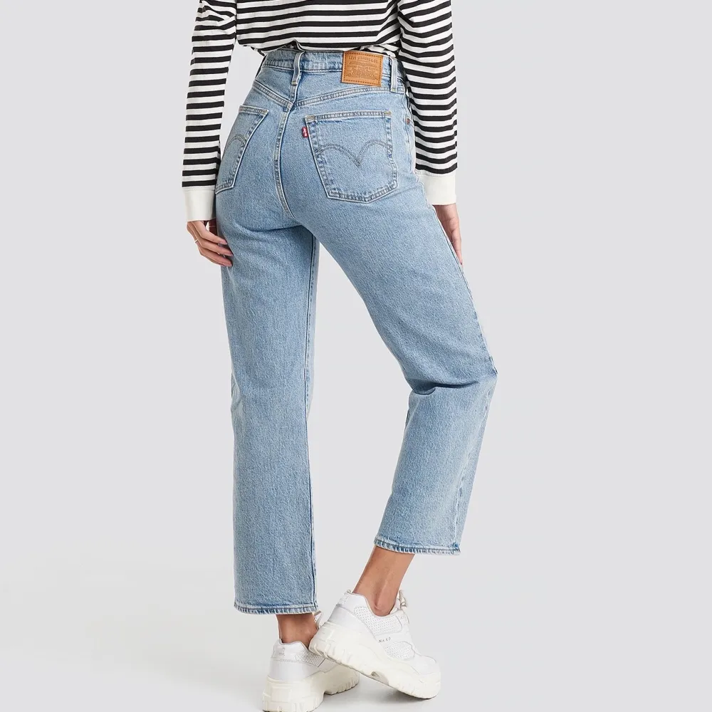 Levis ribcage straight jeans i storlek 26, 32. Croppade nertill. Formar kroppen och speciellt rumpan väldigt fint. Säljer pga för många jeans. . Jeans & Byxor.