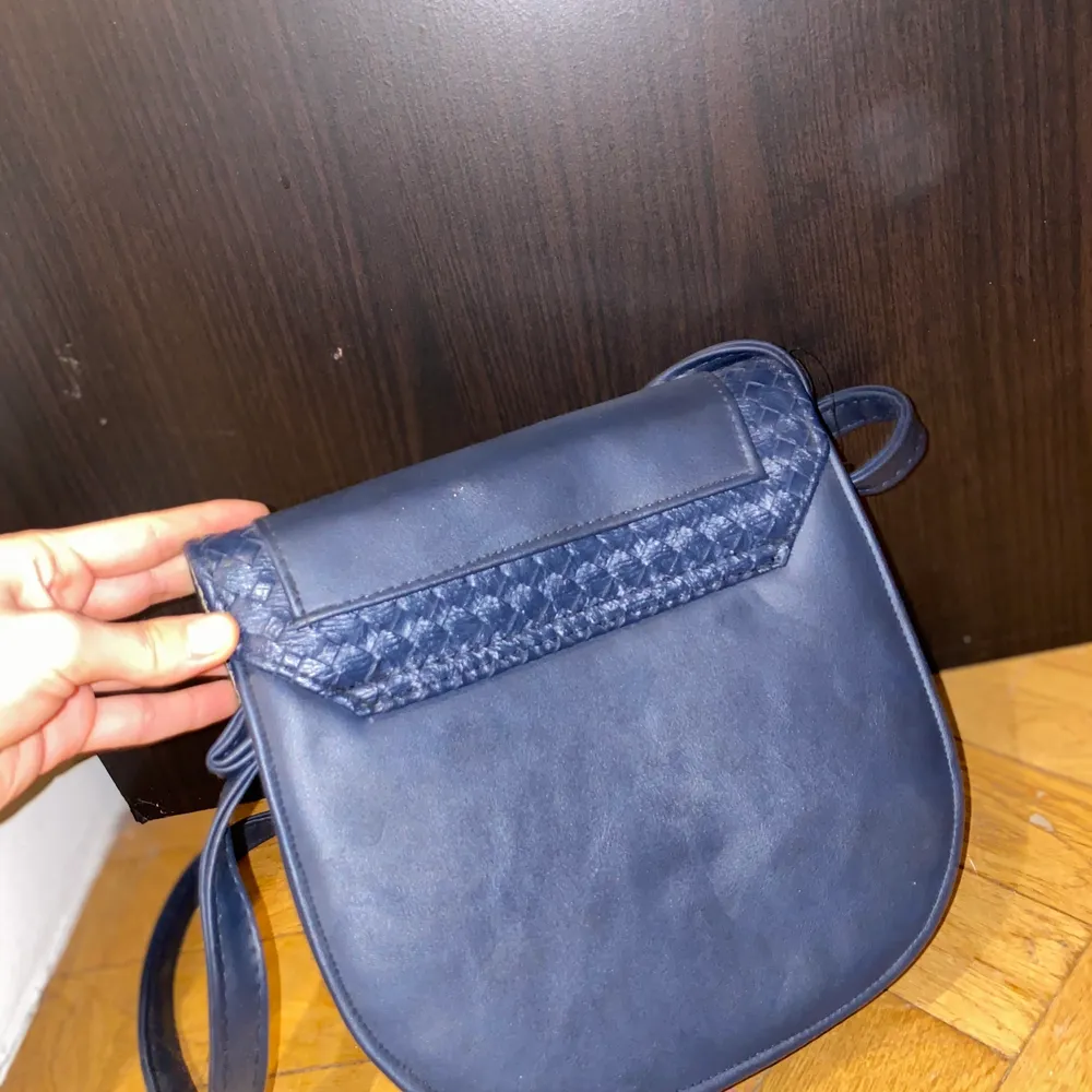 En helt oanvänd Gucci väska i marinblå färg, säljs för 499 men priset går att diskuteras vid snabb affär🌸. Väskor.
