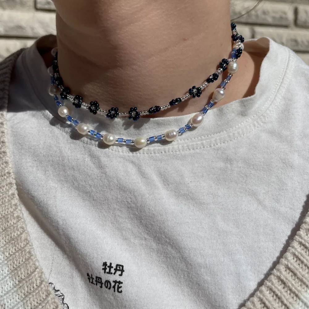 🌸Säljer dessa handgjorda, justerbara halsband av glaspärlor (rocaillespärlor främst) 50kr styck🌸 sedan tillkommer en liten frakt på 12 kr 💕. Accessoarer.