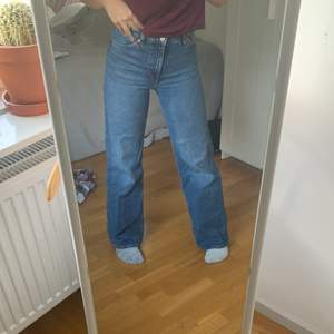 monki jeans 25 i midjan och passar längd 160-164. 270kr frakt ca 60kr