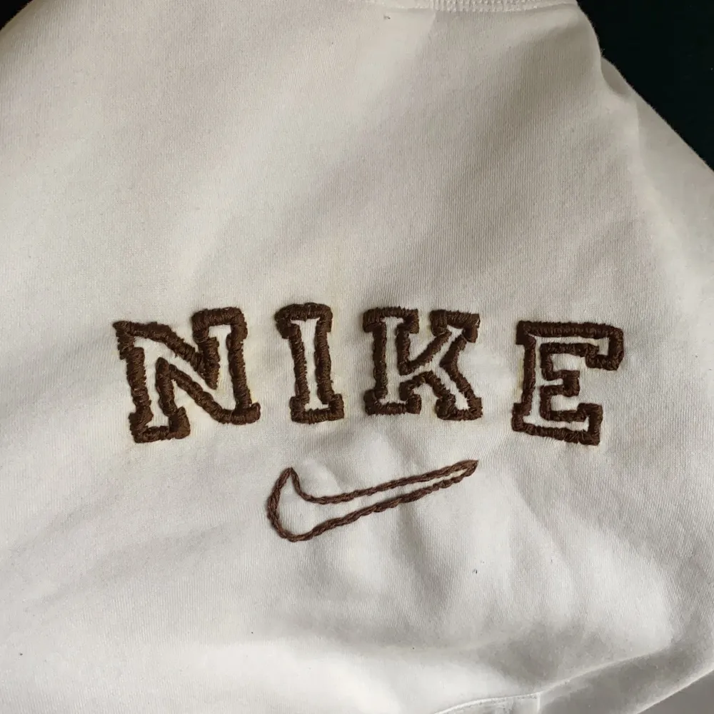 Egen gjord Nike hoodie med broderat brunt tryck. Hoodien är i storlek xs men är oversized så passar xs-m. Hoodies.