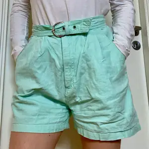 Turkosa högmidjade shorts, vintage, från Gitano. Kan mötas upp i centralt i Stockholm. Kan även leverera, kostad tillkommer.