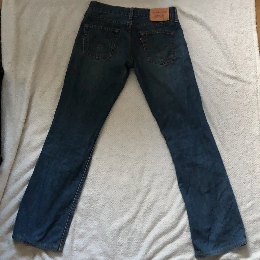 Skit snygga y2k low wasited jeans från Levis. Modell : ” Eve”❤️.  W: 25 L :36. Jeans & Byxor.