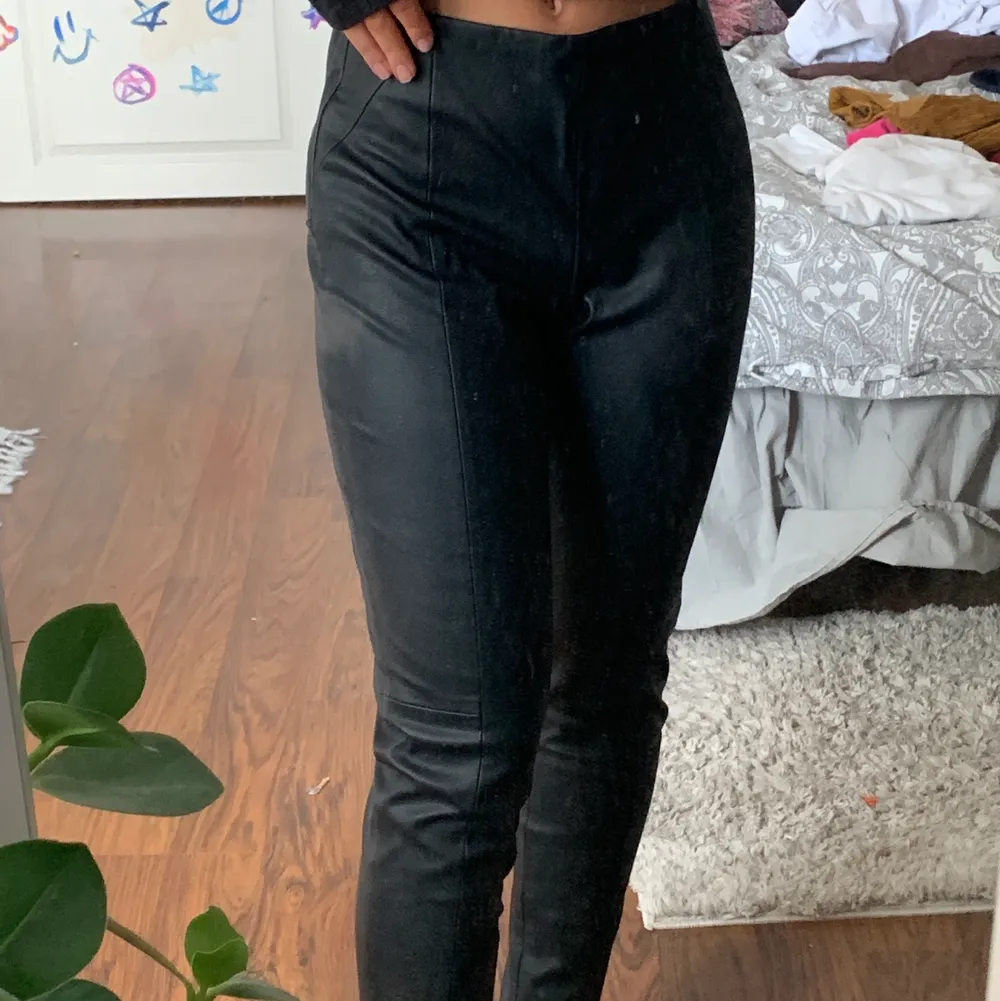 Supersnygga läderbyxor från zara!! Kunden står för frakt-66kr❤️❤️. Jeans & Byxor.