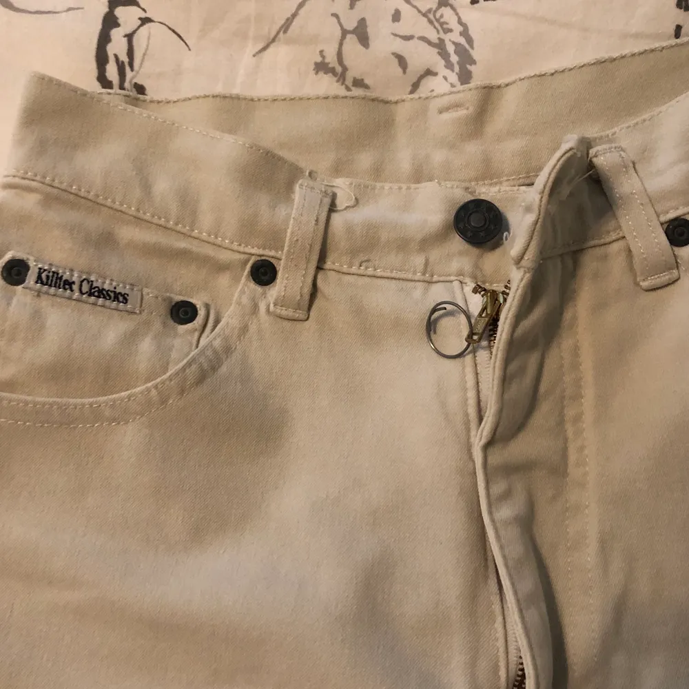 beige jeans från tror killer classics nåt sånt, storlek S💞lite slitna vid knappen men inget som syns när man har de på sig💞 passar nån +-165cm. Jeans & Byxor.