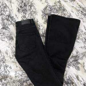 Svarta bootcut jeans från Monki storlek 24, i mycket fint skick. Tyvärr för små för mig. 