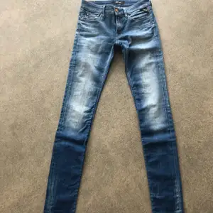 Snygga jeans från Replay, modell Luz Storlek 25/32 350kr porto tillkommer