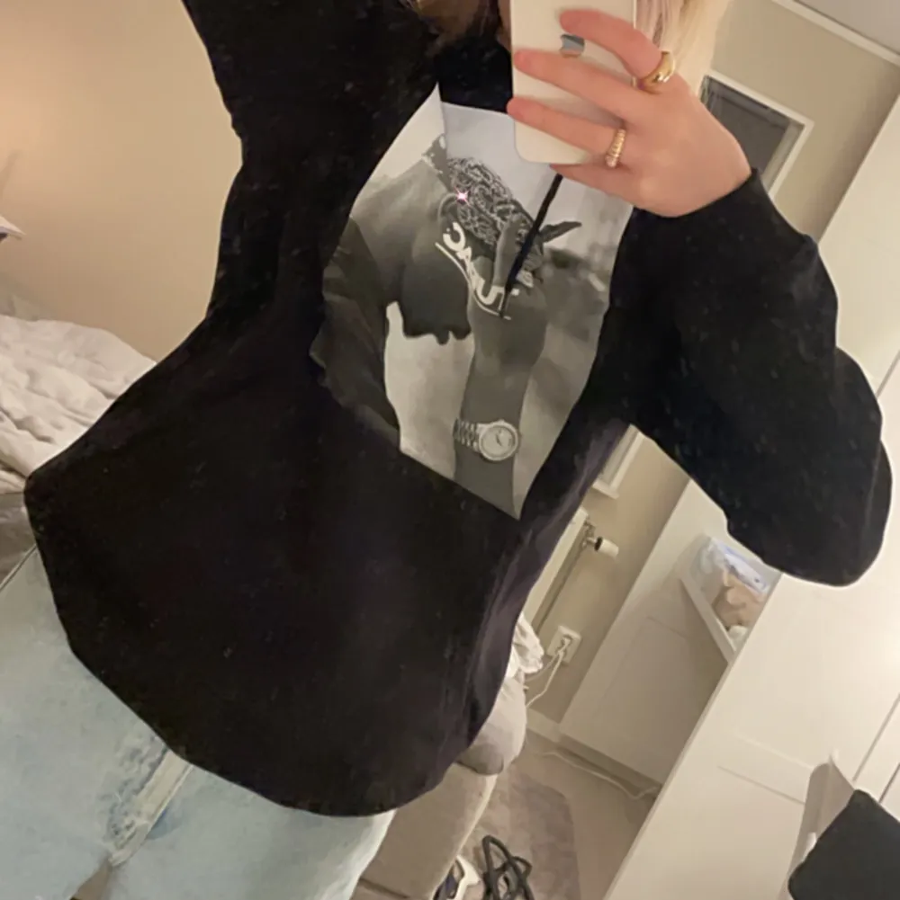 Aldrig använd, suuuperskönt material inuti!! Jätte skön att ha på sig verkligen!! originalpris 600. Frakt ingår i priset redan🖤. Hoodies.