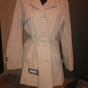 En helt oanvänd trenchcoat. Sååå najs nu på våren då den är vattentät. Men funkar även på sommaren.