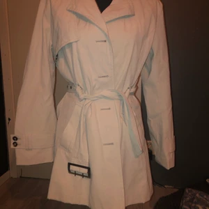 Trenchcoat strl.36 - En helt oanvänd trenchcoat. Sååå najs nu på våren då den är vattentät. Men funkar även på sommaren.